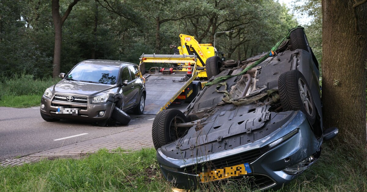 Auto slaat over de kop in Hardenberg: bestuurder weet zichzelf via de achterklep te bevrijden
