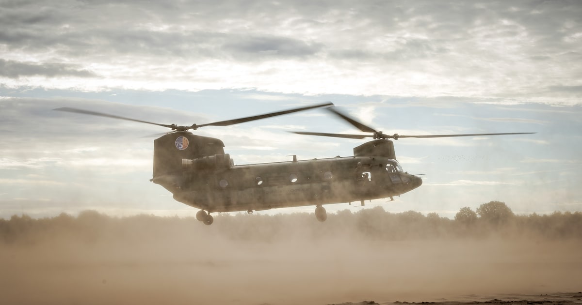 Defensie oefent met Chinook-helikopters boven Hardenberg