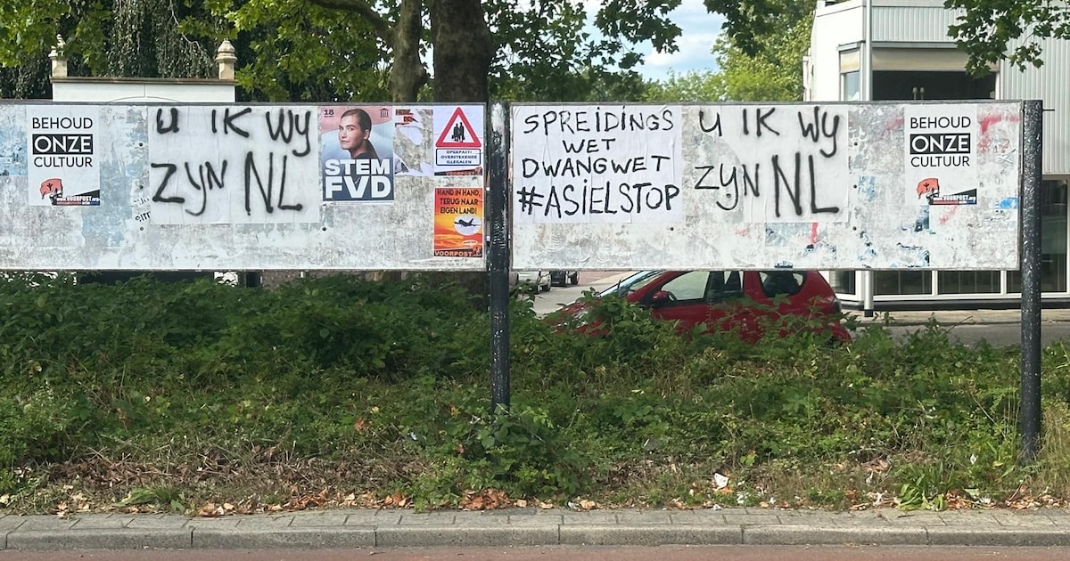 Anti-asieluitingen aangetroffen in Almelo: ‘Hand in hand, terug naar eigen land’