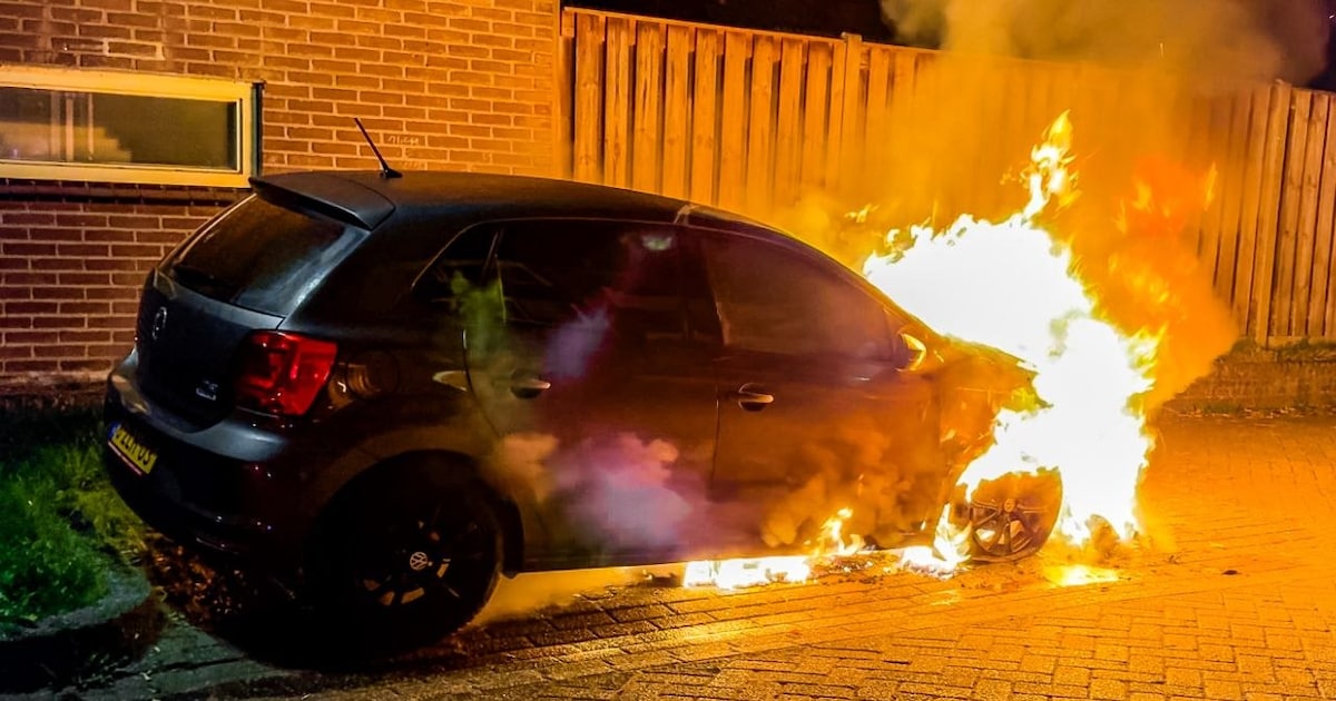 Auto verwoest door brand in Enschede, buurtbewoners hoorden knal