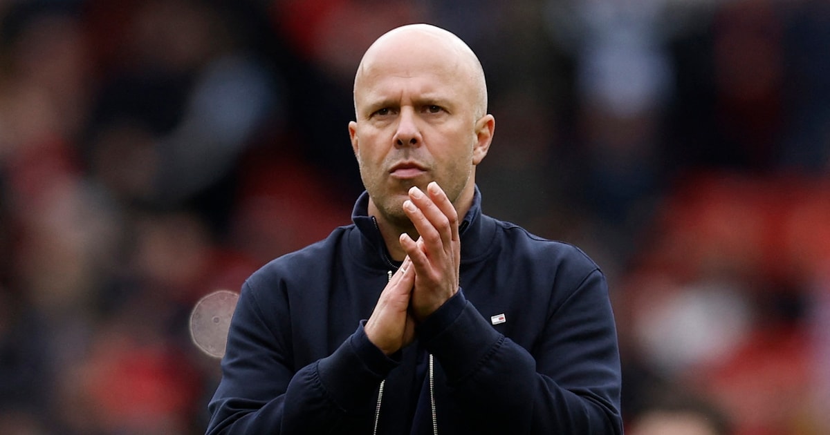 Arne Slot overtuigd dat hij ook komend seizoen coach van Liverpool is: ‘Ik heb alle reden om dat aan