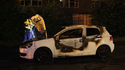Geparkeerde auto verwoest door brand in Glanerbrug: politie zoekt getuigen en camerabeelden