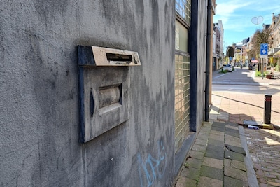 Hiervoor dient die vreemde brievenbus bij de Oranjestraat