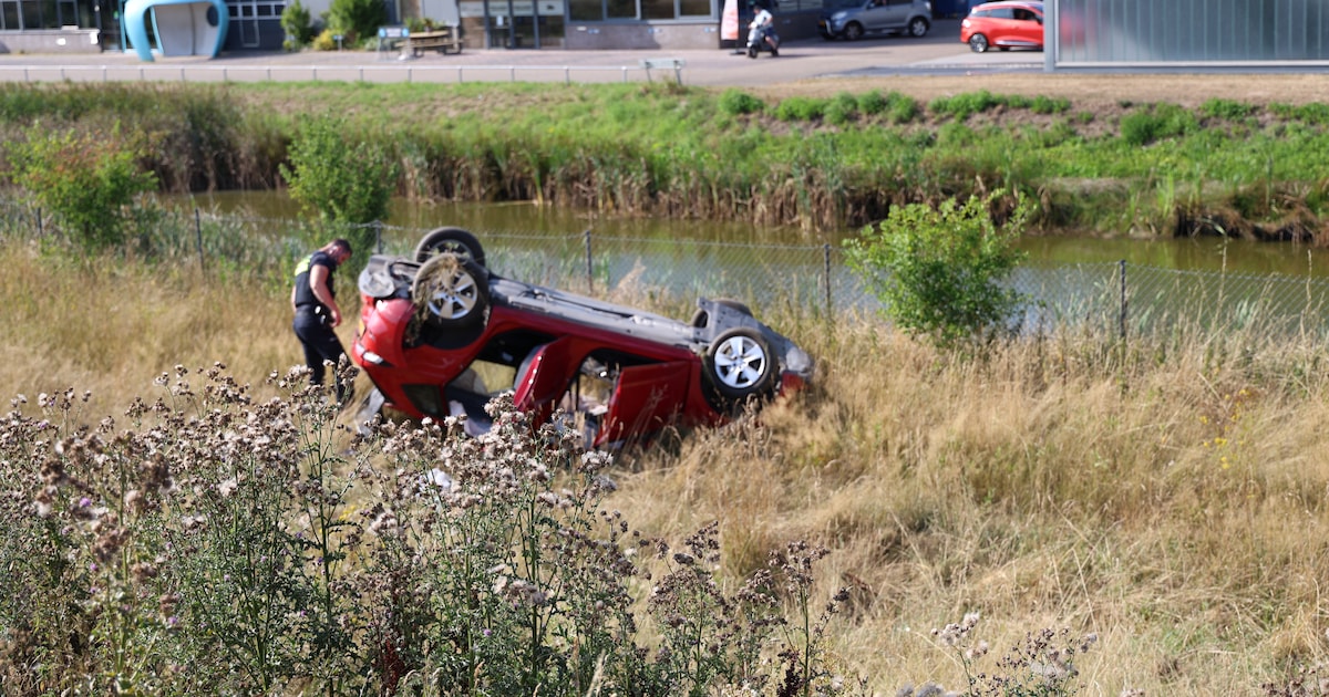 Auto belandt op de kop na ongeval op A1 bij Enter