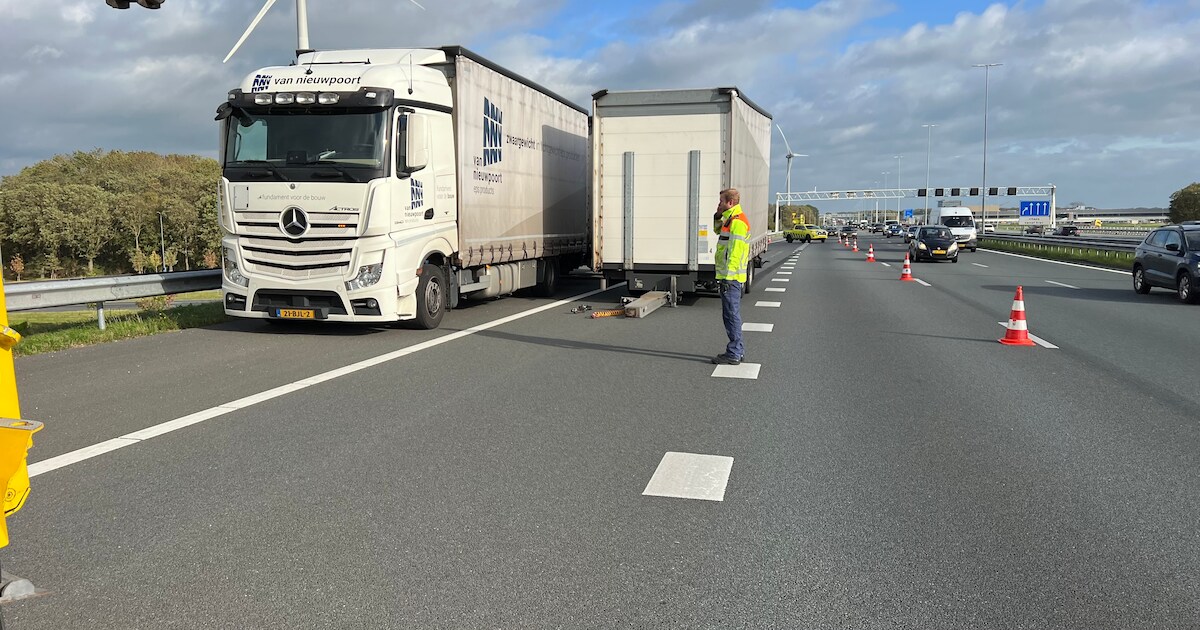 File door losgeraakte aanhanger op de A1 richting Apeldoorn | Regio ...