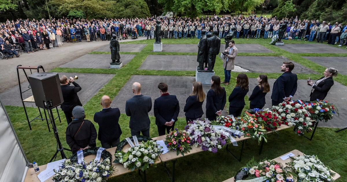 Duizend mensen in stilte, Enschede herdenkt gevallenen in Volkspark ...