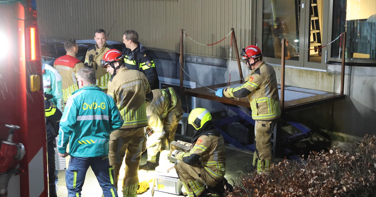 Persoon vast bij schaarlift bij bedrijfspand aan de Pikeursbaan in Deventer