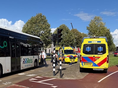 Fietsster in Enschede met spoed naar ziekenhuis na aanrijding met bus