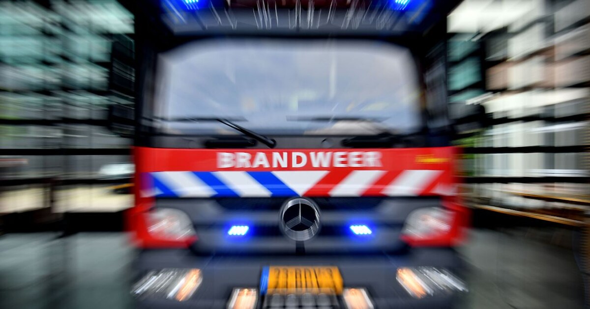 Lichte rook onder motorkap van auto op A1 in Bathmen
