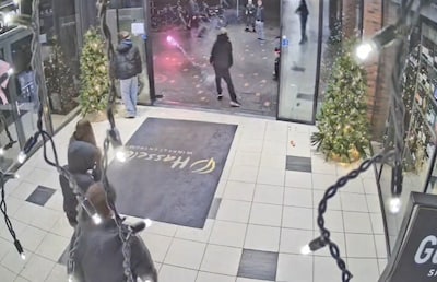 Jongeren terroriseren winkelcentrum in Hengelo: klanten beschoten met vuurwerk en man mishandeld