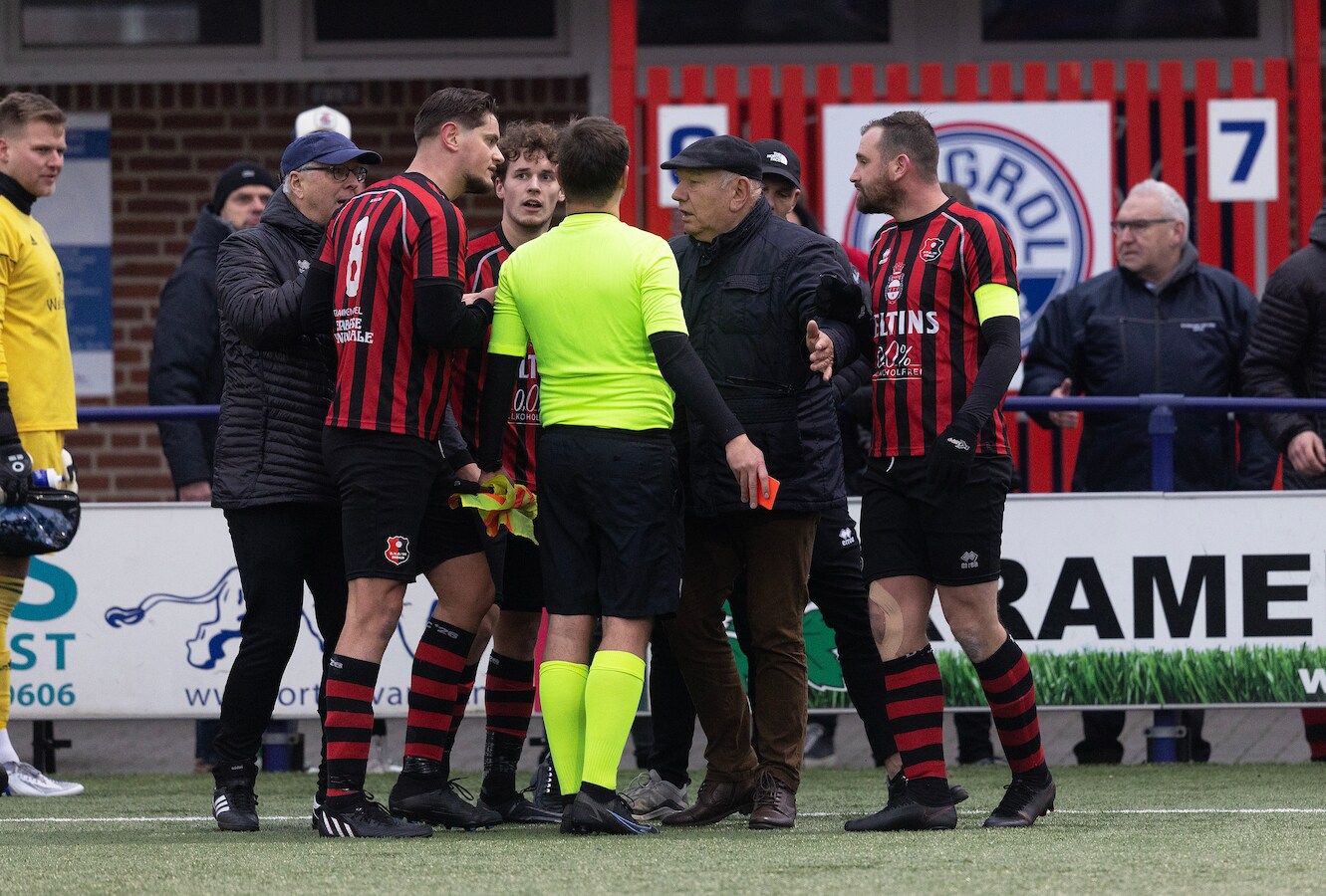 Drie DVC’26-spelers krijgen rood na knokpartij met Grol-publiek ...