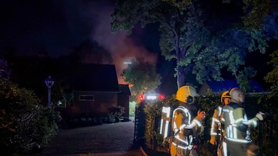 Uitslaande brand bij loods aan Pompstationweg in Enschede