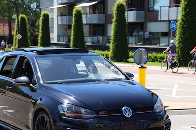 Fietser gewond na botsing met auto op kruising in Nijverdal, slachtoffer met hoofdwond naar ziekenhuis