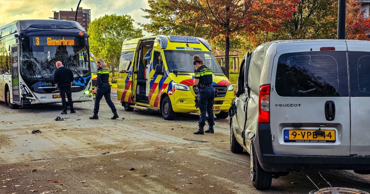 Twee gewonden na botsing tussen lijnbus en bestelauto op Boulevard in Enschede.