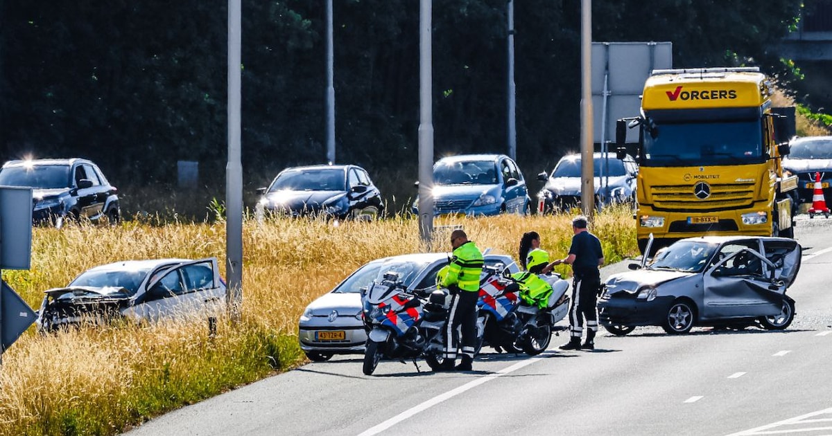 Meerdere auto’s betrokken bij aanrijding op A35 bij Enschede.