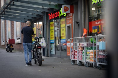 Rotterdamse winkels verkopen massaal illegale snus en goedkope tabak: ‘Wel contant betalen, alsjeblieft’