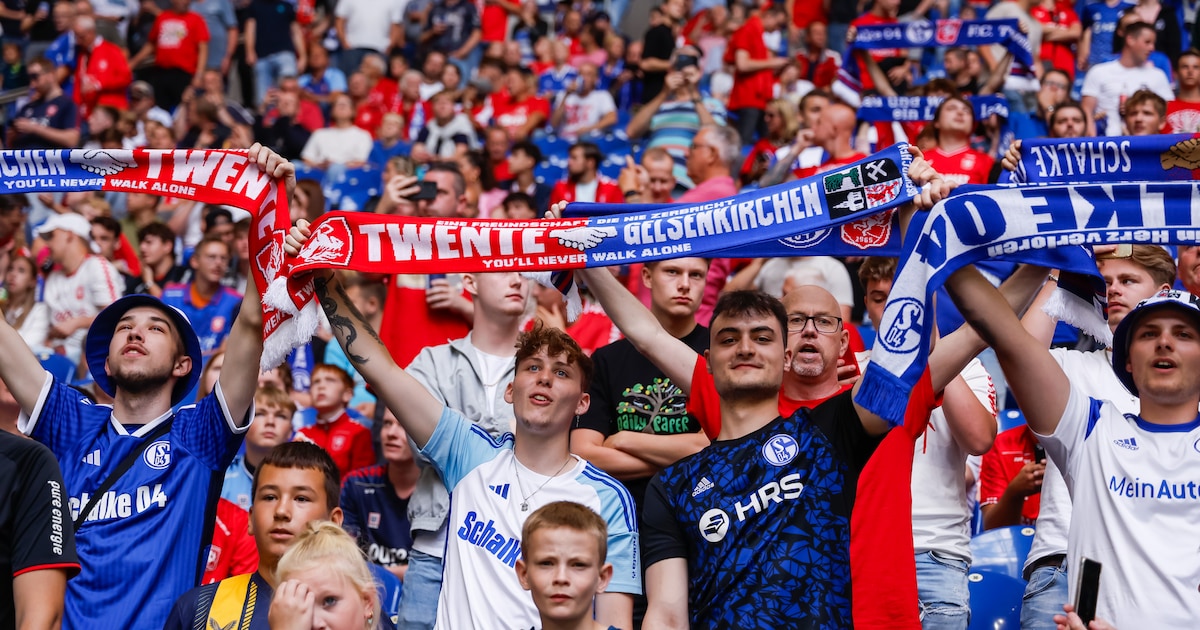 LIVE | Schalke 04-supporters komen massaal naar Enschede voor jubileumwedstrijd FC Twente