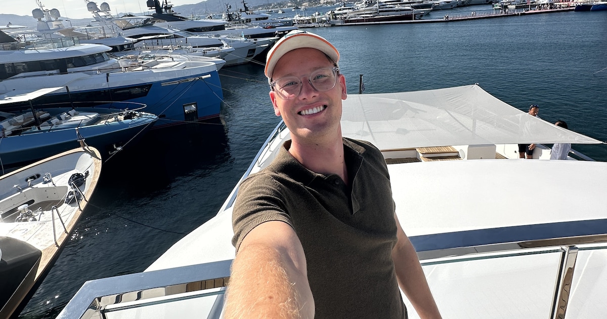 Jochem (23) uit Hellendoorn verkoopt superjachten in Dubai: ‘Stond oog in oog met wereldster Kylian 