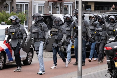 Inval in pand Enschede: zeker vijf mensen naar buiten, tien agenten naar binnen