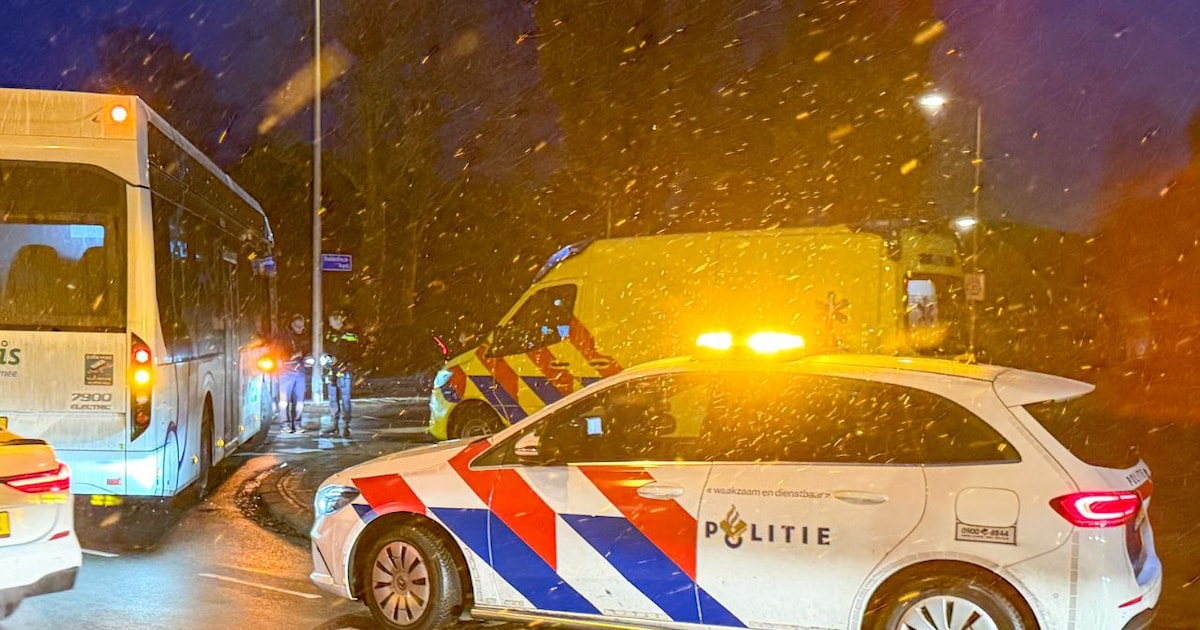 Fietser gewond na aanrijding met lijnbus in Enschede