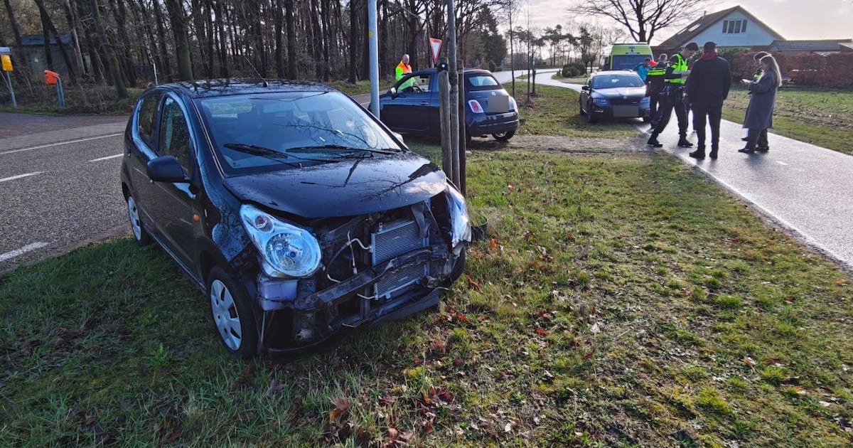 Auto's verliezen bumper na botsing in Halle