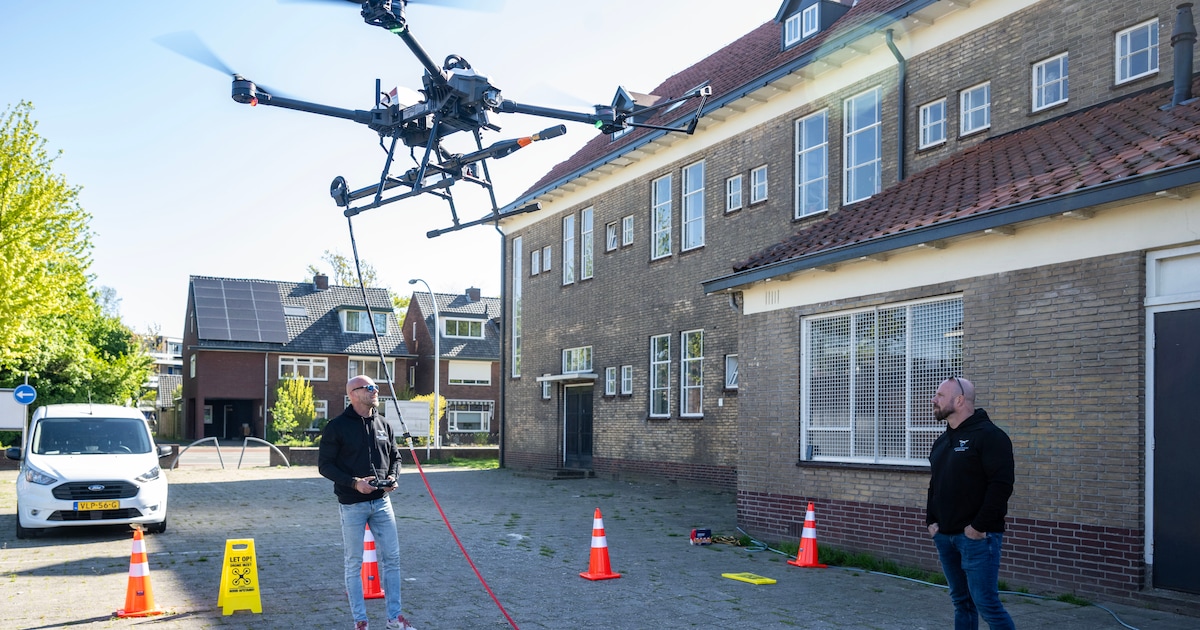 Hoogwerker straks overbodig voor glazenwassers? Deze drone poetst de ramen blinkend schoon