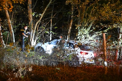 Eenzijdig ongeval in Vriezenveen: auto schiet door hekwerk en komt in berm terecht