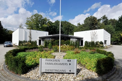 Als condoleance begint, rijdt politie auto klem en pakt bestuurder op