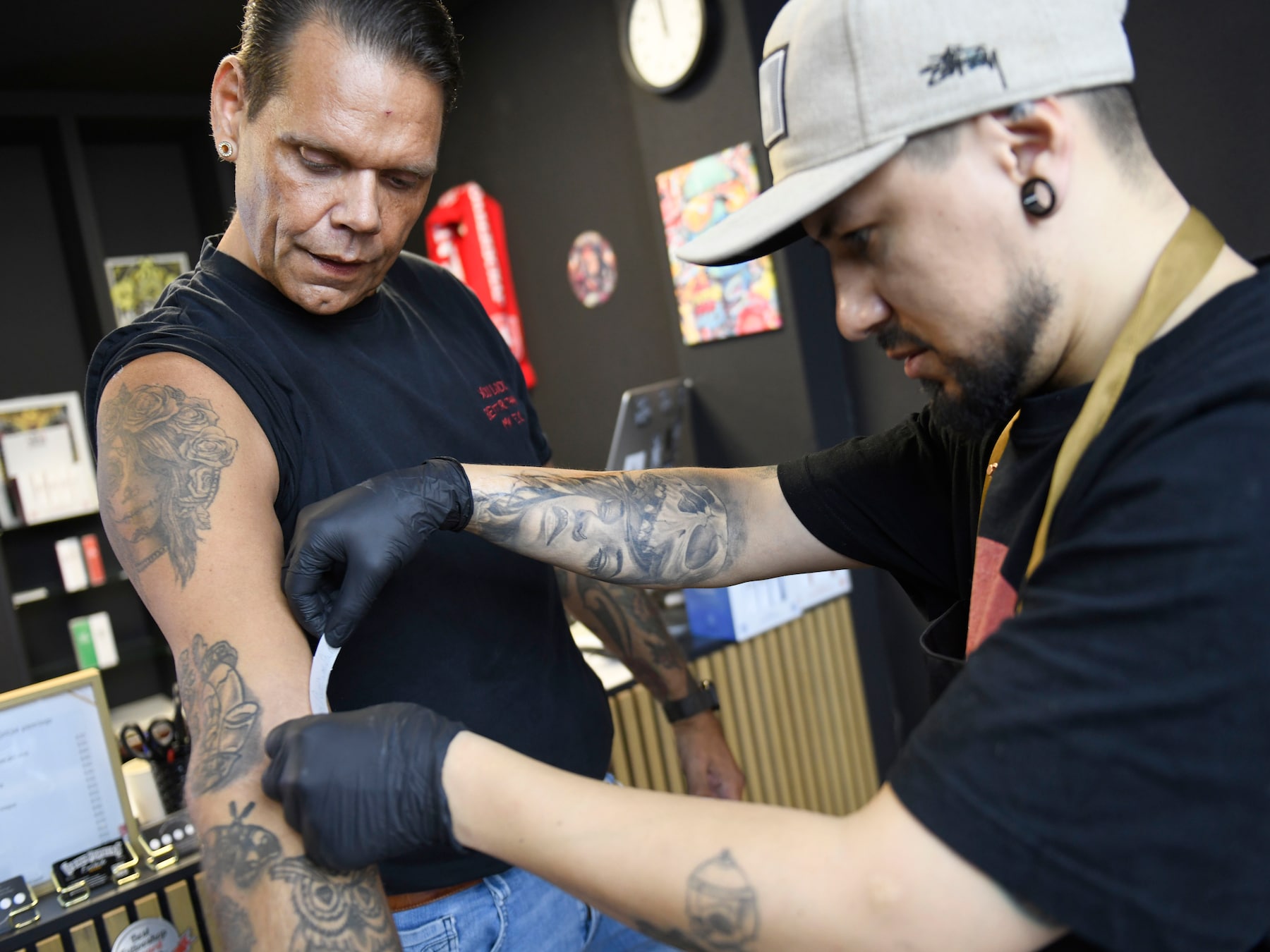 Voor 7 euro laat Amsterdammer Ger (53) Enschede op zijn lijf tatoeëren: 'Doe gelijk mijn oksel ook effe'