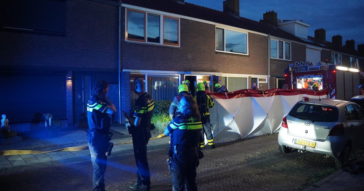 Brandweer haalt gewond slachtoffer uit brandende woning in Hattem