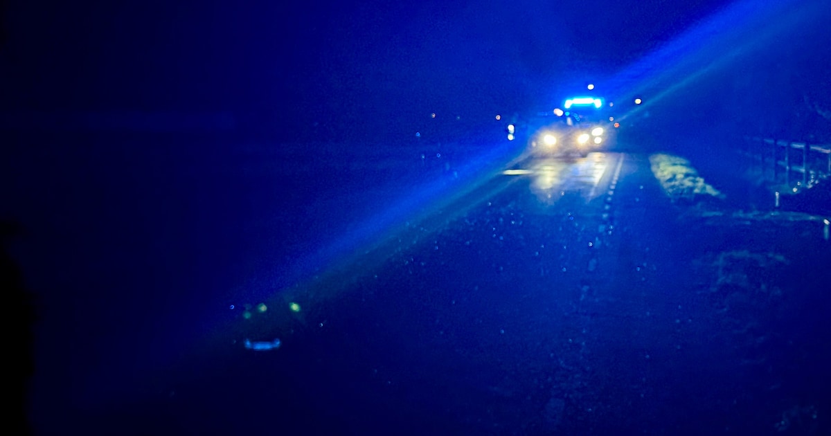 Weg in Enter bezaaid met glas na aanrijding tussen auto en fietser, automobilist gaat ervandoor