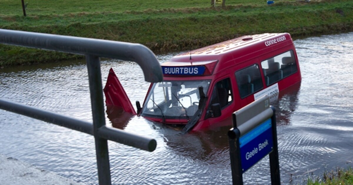 Oud- badmeester duikt met buurtbus Geele Beek bij Lattrop in