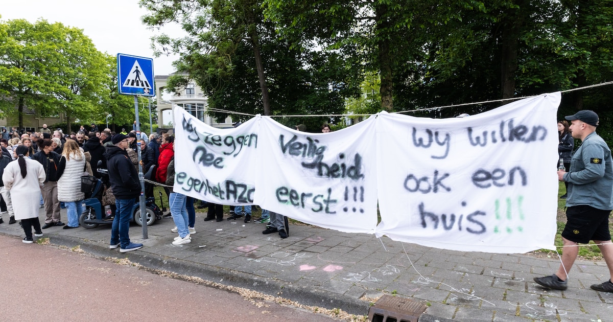 Zwaar vuurwerk, oranje rookbommen, maar geen geweld: zo verliep het protest in Deventer