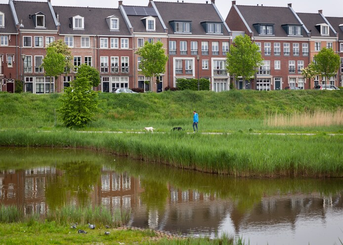 Voor het eerst in jaren zien meer Nederlanders hun buurt erop achteruit gaan dan andersom.