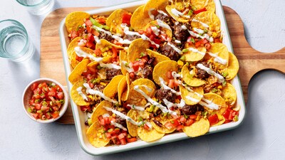 Wat Eten We Vandaag: Nacho-traybake met gehaktballetjes