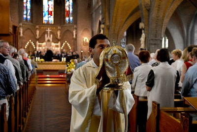 Spontaan applaus en foto’s vanuit de kerkbanken bij laatste viering in de Onze Lieve Vrouwekerk
