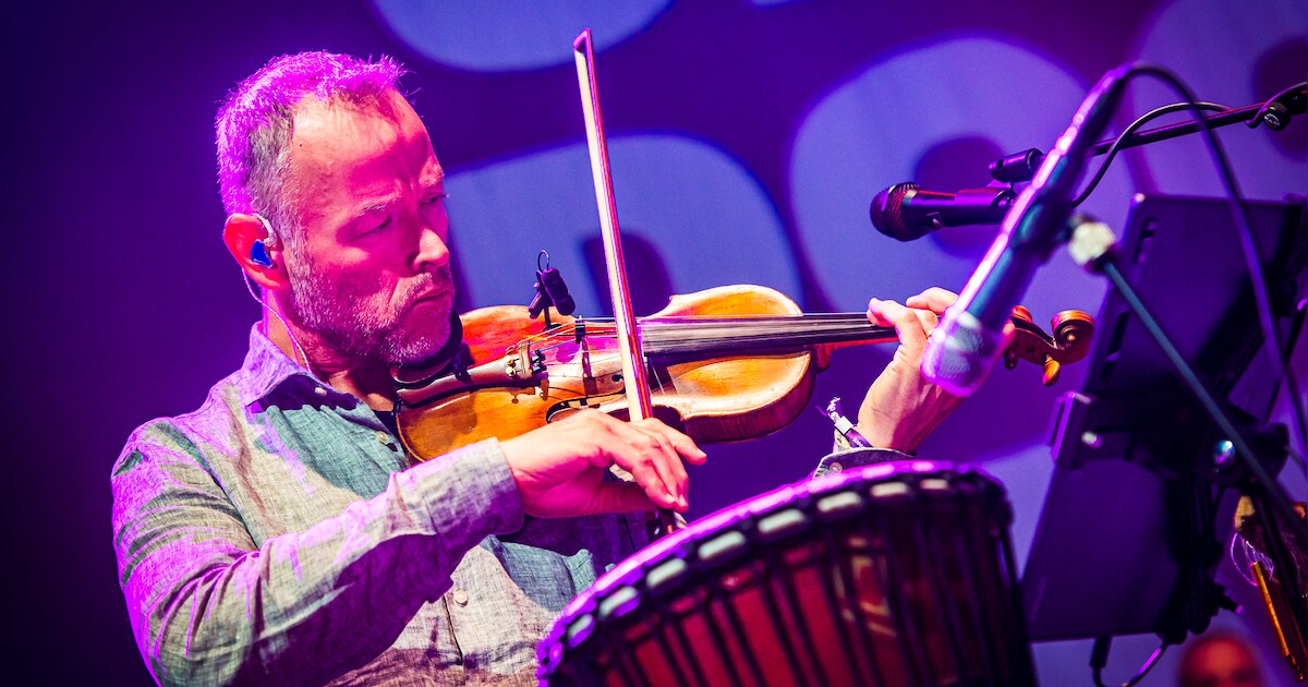 Muzikaal multitalent Frank (57) staat na jaren weer op het podium: ‘Dat is toch het mooiste wat er i