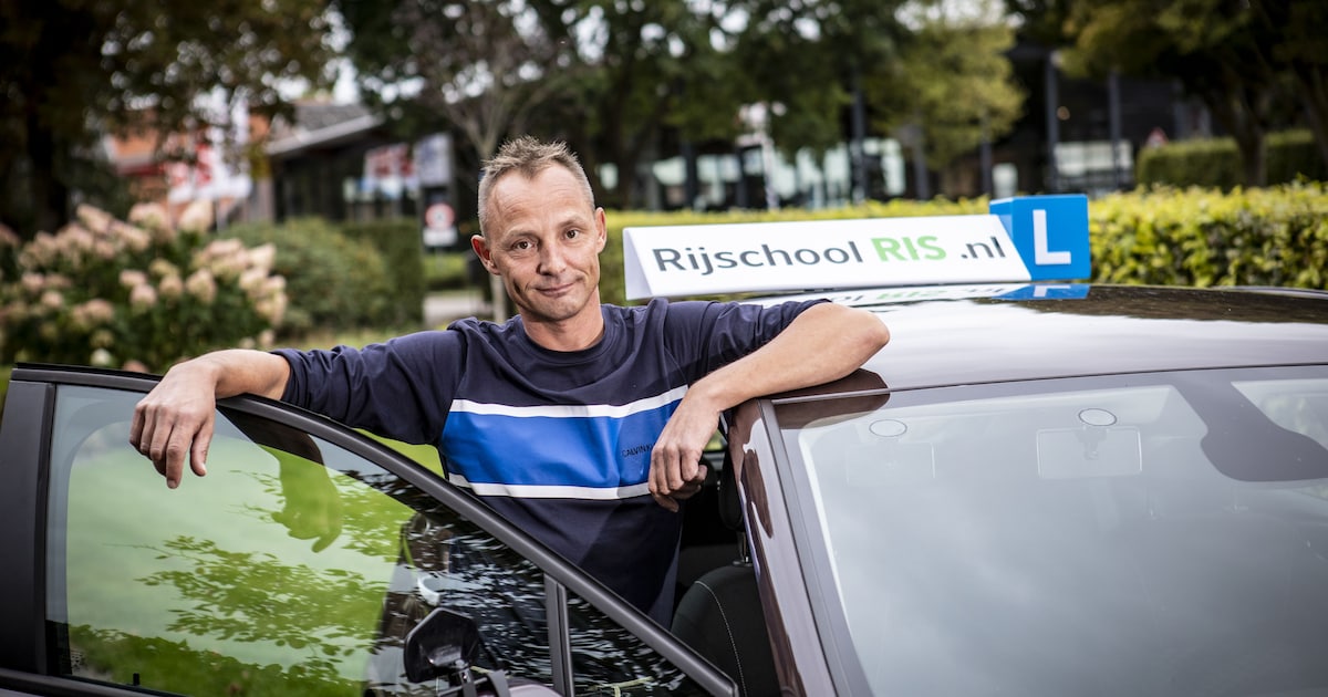 Bert Dijkers uit Vasse maakt droom waar met eigen autorijschool | Regio ...