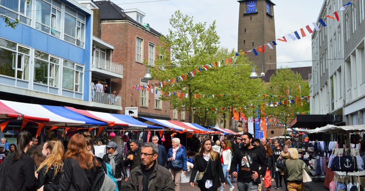 Fiets parkeren, plassen en meer: 5 x onmisbare tips voor Koningsdag in Enschede