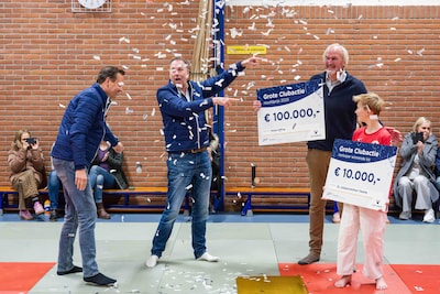 Hengeloër Robert kwam om een geldprijs te overhandigen, maar ging zelf met een grote cheque naar huis