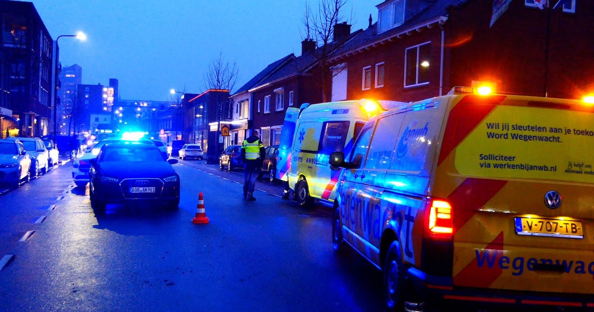 Fietser geschept bij aanrijding op Kuipersdijk in Enschede, slachtoffer naar ziekenhuis