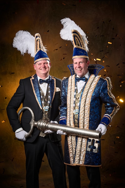 Geesteren viert carnaval met CDA-raadslid Oosterik voorop in de polonaise