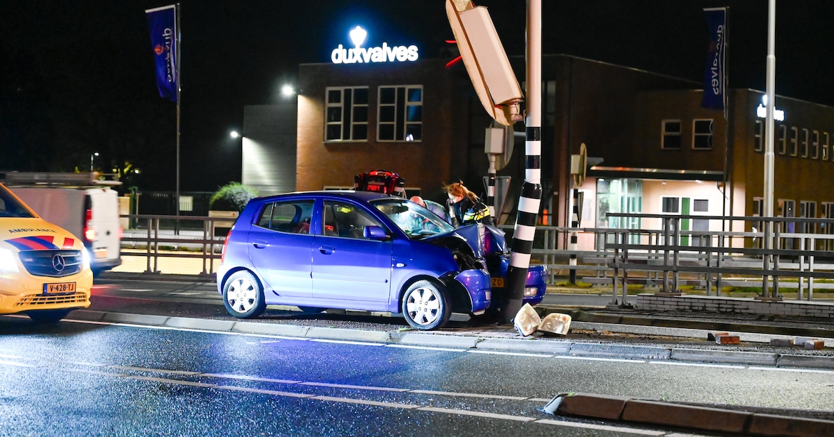 Auto knalt tegen verkeerslicht in Almelo: bestuurder gewond
