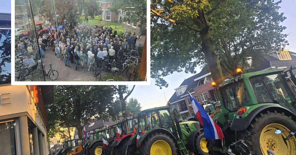 Tientallen boeren met trekkers bij gemeentehuis in Raalte: brief tegen stikstofplannen ingediend