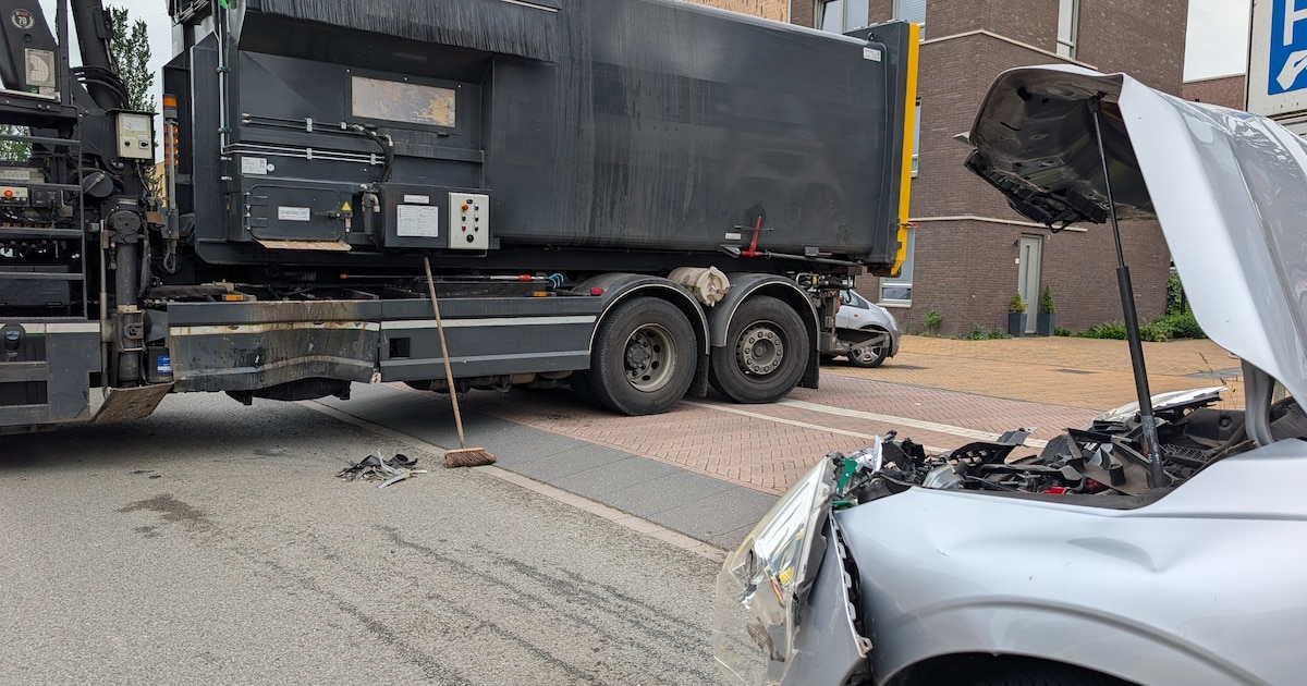 Auto zwaar beschadigd bij botsing met afvalwagen, bestuurster naar ziekenhuis