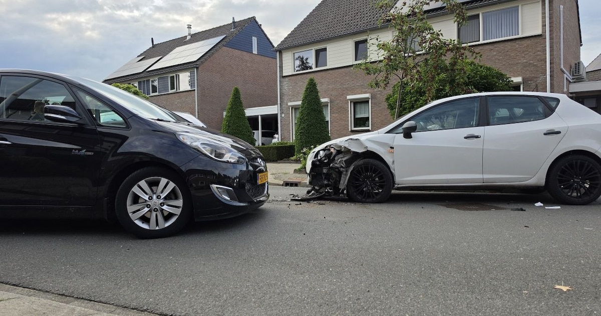 Auto botsen op elkaar in Haaksbergen, slachtoffer met ambulance naar ziekenhuis