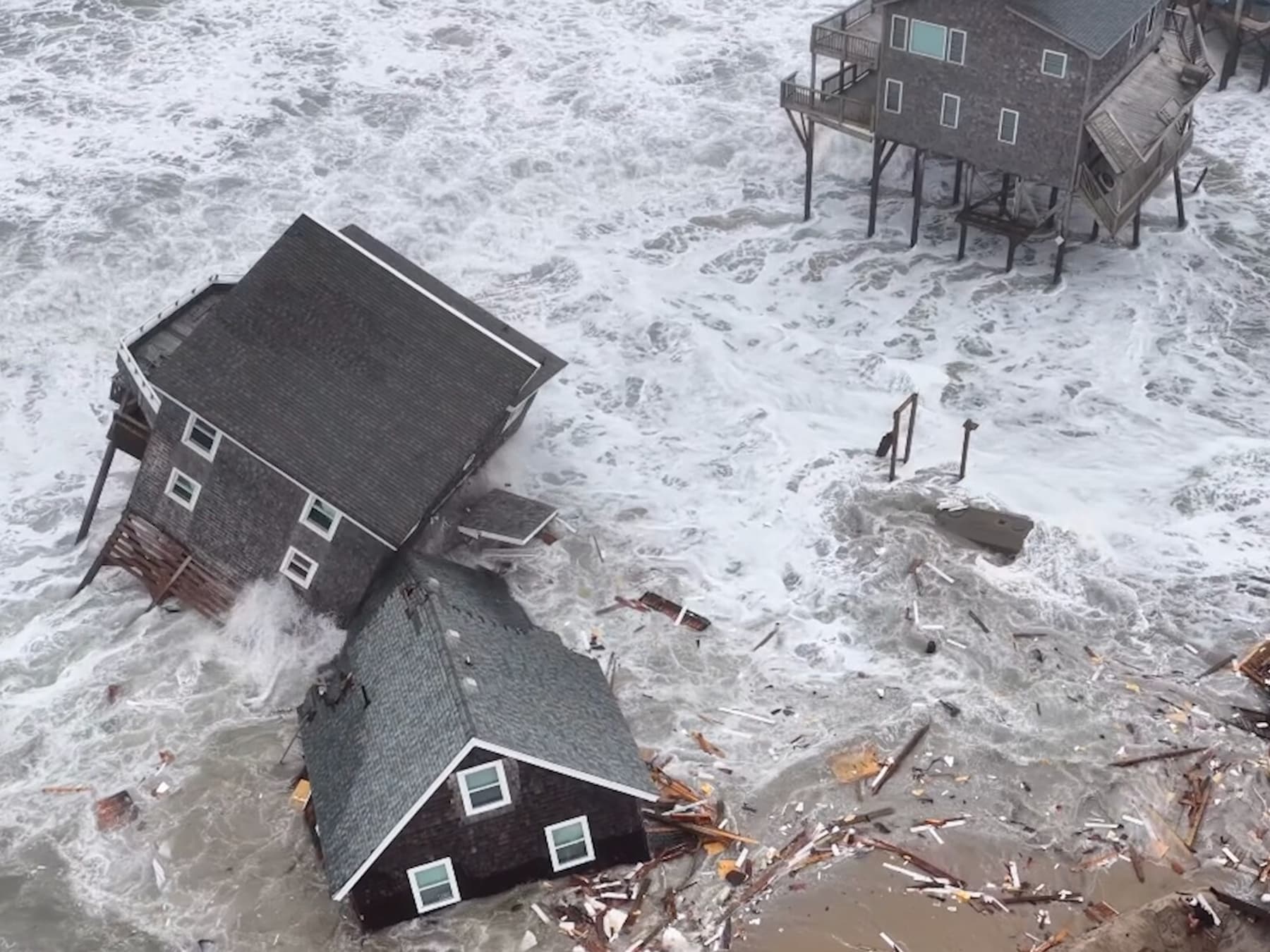 Drone filmt strandhuizen die instorten door hoge golven VS