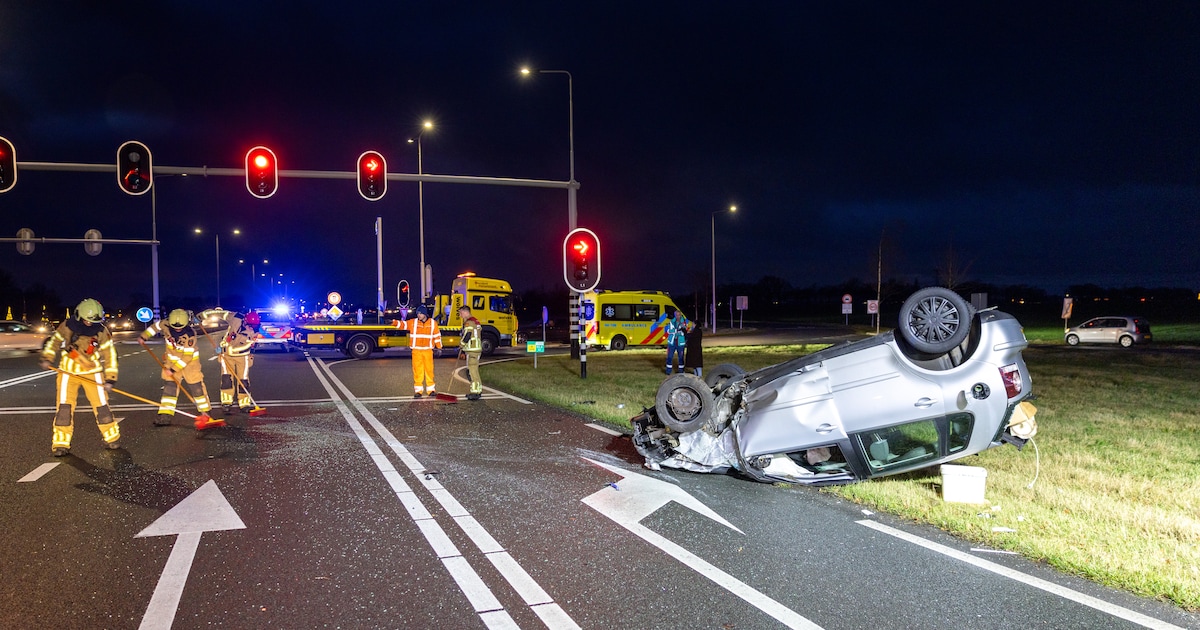 Auto crasht na uitwijkmanouvre bij Zwolle en belandt op de kop