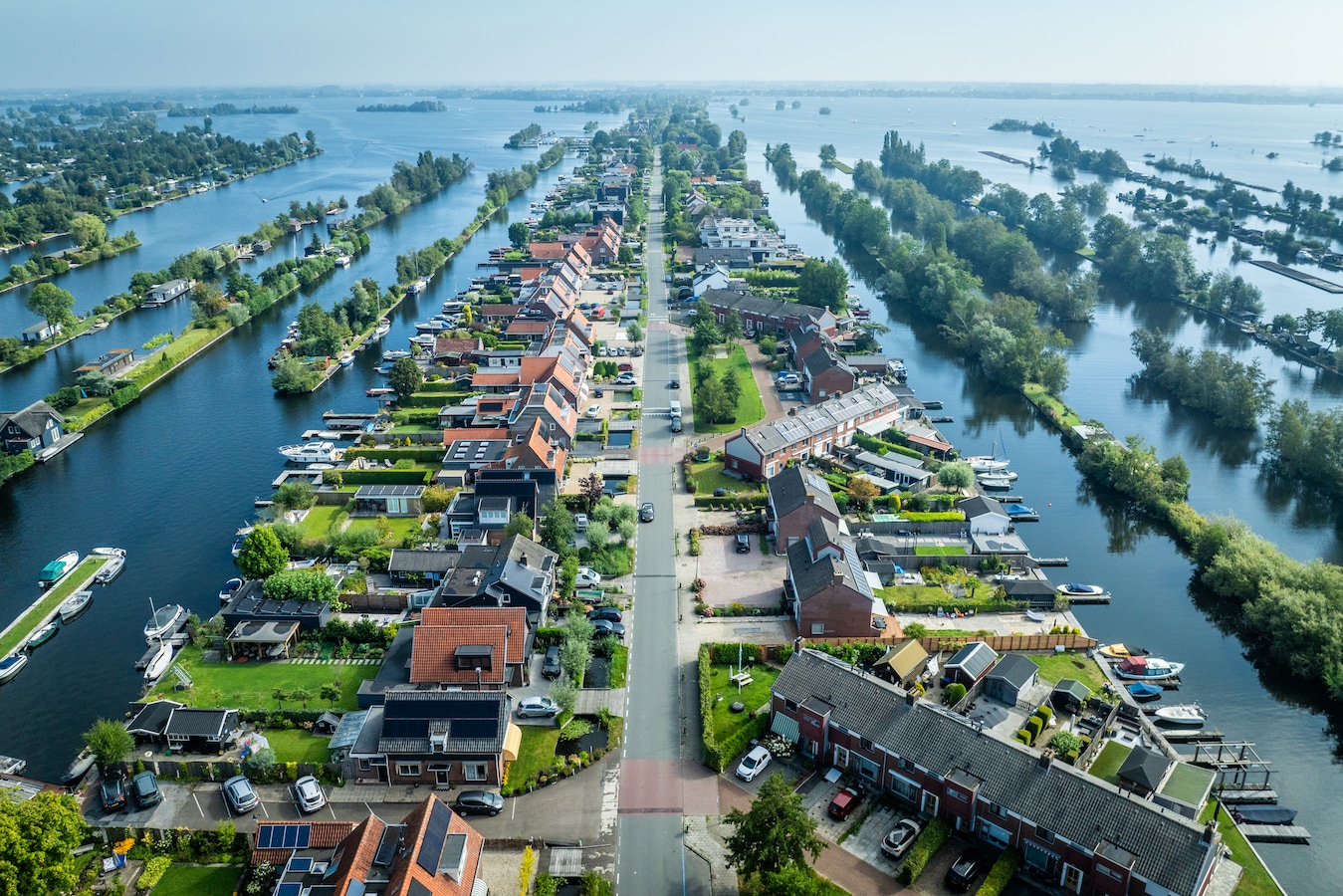 Ziekmakende schimmelhuizen en ratten tussen miljoenvilla’s aan goudkust ...