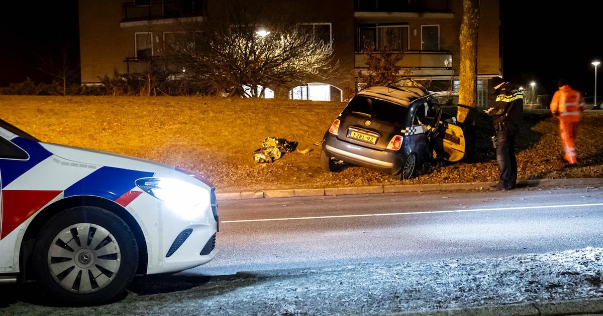 Automobilist verliest macht over het stuur en knalt tegen boom, bestuurder naar ziekenhuis